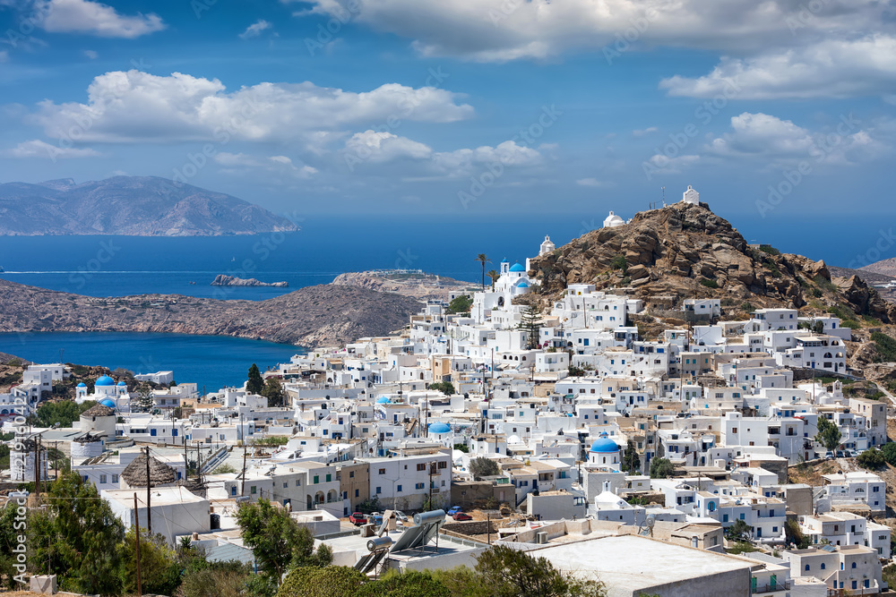 Blick auf die Chora der Insel Ios mit weißgewaschenen Häusern und blauem Meer auf den Kykladen in Griechenland