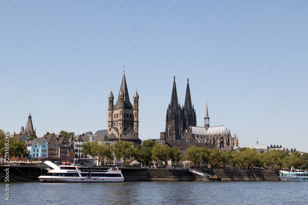 die basilika und der kölner dom vom rhein ufer köln deutschland fotografiert während einer Bootstour auf dem Rhein mit dem Weitwinkelobjektiv