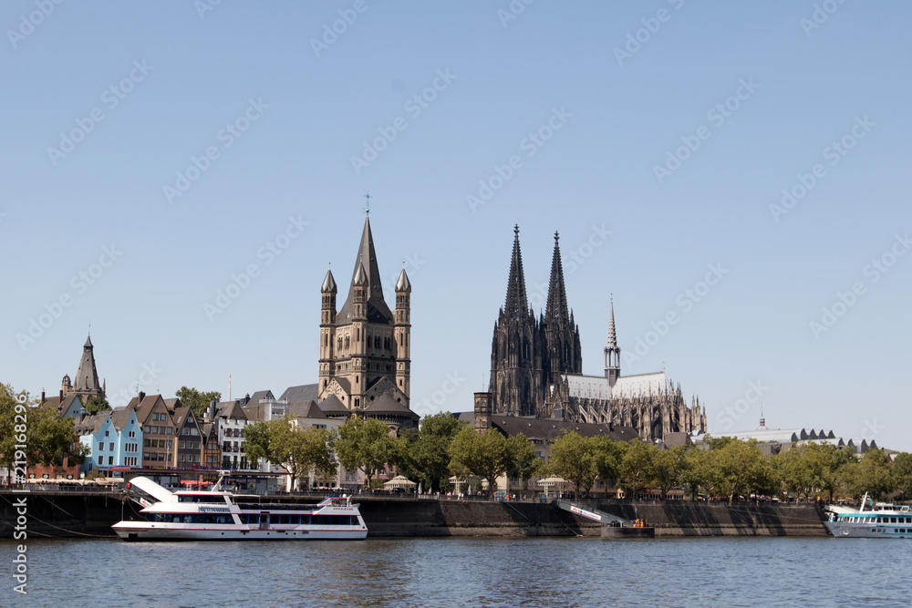 die basilika und der kölner dom vom rhein ufer köln deutschland fotografiert während einer Bootstour auf dem Rhein mit dem Weitwinkelobjektiv die basilika und der kölner dom vom rhein ufer köln deutschland fotografiert während einer Bootstour auf dem Rhein mit dem Weitwinkelobjektiv