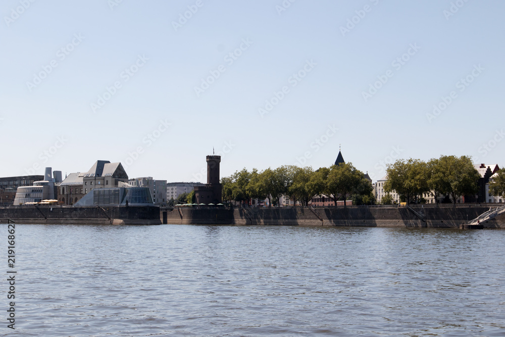 rhein ufer skyline in köln deutschland fotografiert während einer Bootstour auf dem Rhein mit dem Weitwinkelobjektiv