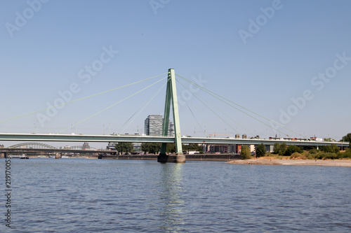 total ansicht der severins br  cke in k  ln deutschland fotografiert w  hrend einer Bootstour auf dem Rhein mit dem Weitwinkelobjektiv
