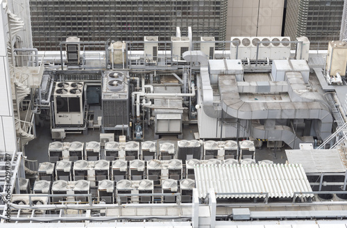 ビルの屋上に設置された空調施設 室外機 Stock Photo Adobe Stock