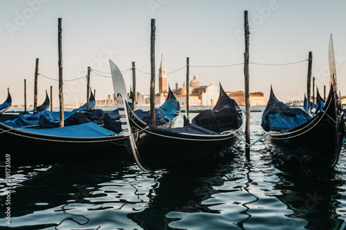 Gondeln am Ufer des Markusplatz Venedig 