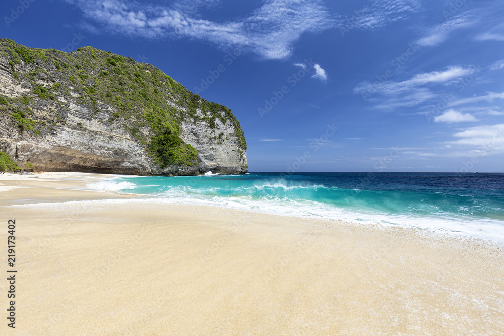 An unforgettable Balinese beach on Nusa Penida in Indonesia. - obrazy, fototapety, plakaty 
