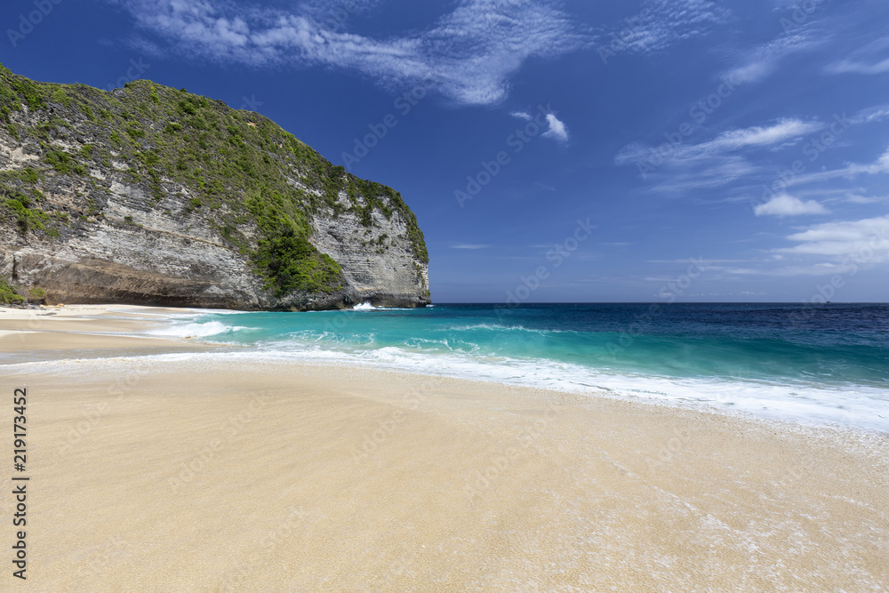 Shades of blue contrasted with white sand at Kelingking Beach on Nusa Penida in Indonesia. - obrazy, fototapety, plakaty 