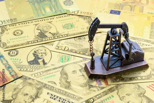 Fotografia Petroleum, petrodollar and crude oil concept : Pump jack or drilling rig on US U
