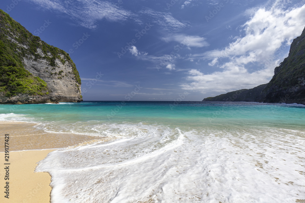 White water on Kelingking Beach on Nusa Penida in Indonesia. - obrazy, fototapety, plakaty 