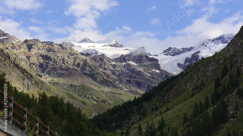 Masyw Monte Rosa - lodowce na skalnych szczytach.