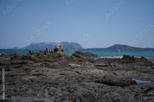 Gesteinsküste vor Sardinien