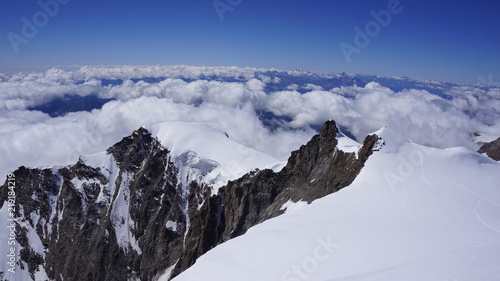 Górskie szczyty pokryte lodowcem i śniegiem w alpach w Masywie Monte Rosa.