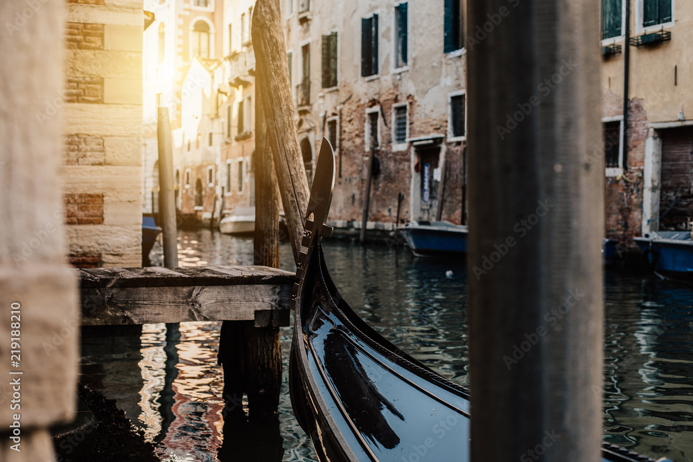 Gondel in einem Kanal in Venedig 