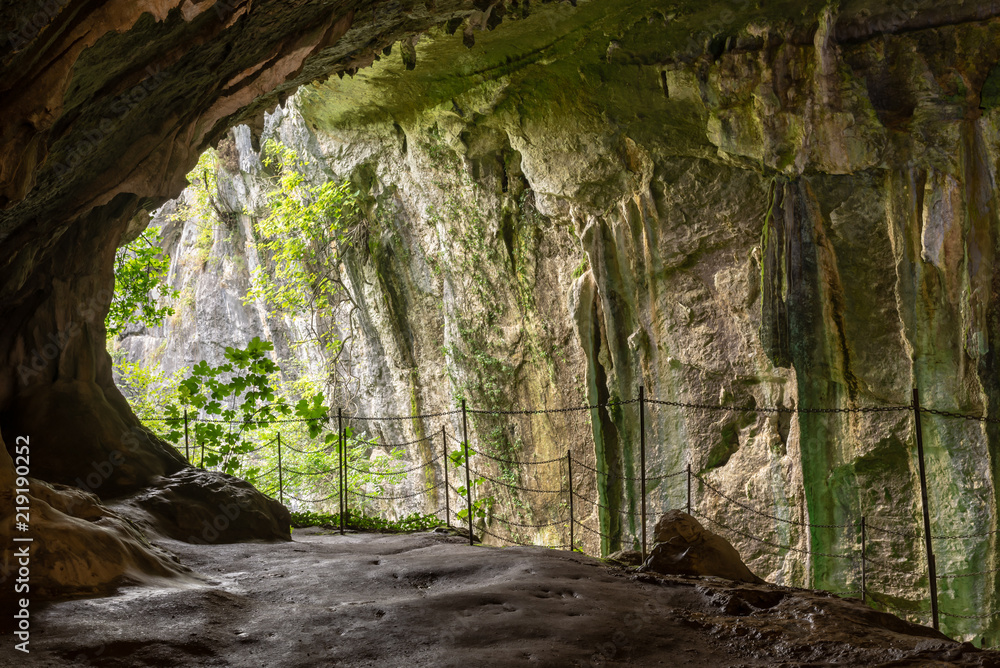 Interior de la impresionante Cueva de Zugarramurdi, España