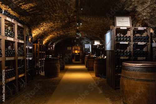 Bild auf Leinwand Une salle de dégustation des caves Patriarche de Beaune, en Côte-d'or, les plus