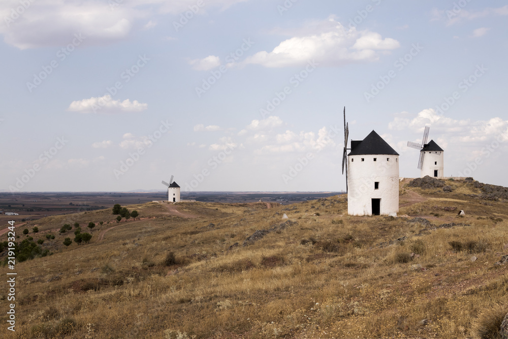 Paisaje de tres molinos de viento de Don Quijote en Castilla la Mancha Paisaje de tres molinos de viento de Don Quijote en Castilla la Mancha