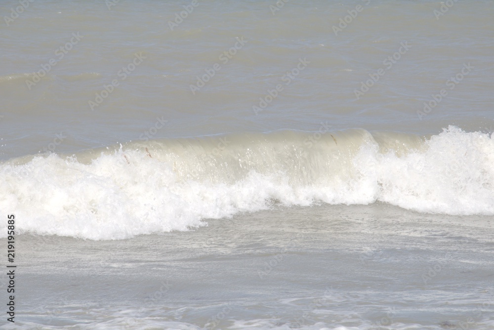 Brechende Welle am Strand von Fehmarn Brechende Welle am Strand von Fehmarn
