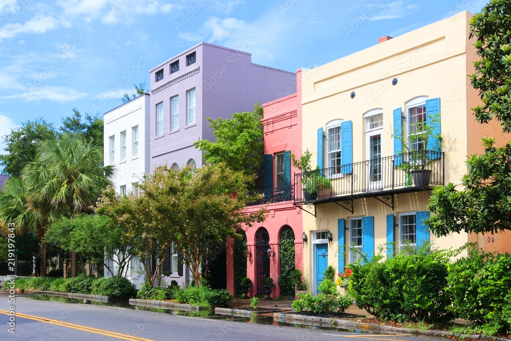 Naklejka premium Historyczne centrum miasta Charleston. Widok ulicy w historycznym centrum miasta Charleston, Karolina Południowa, USA. Tło architektury w stylu południowym.