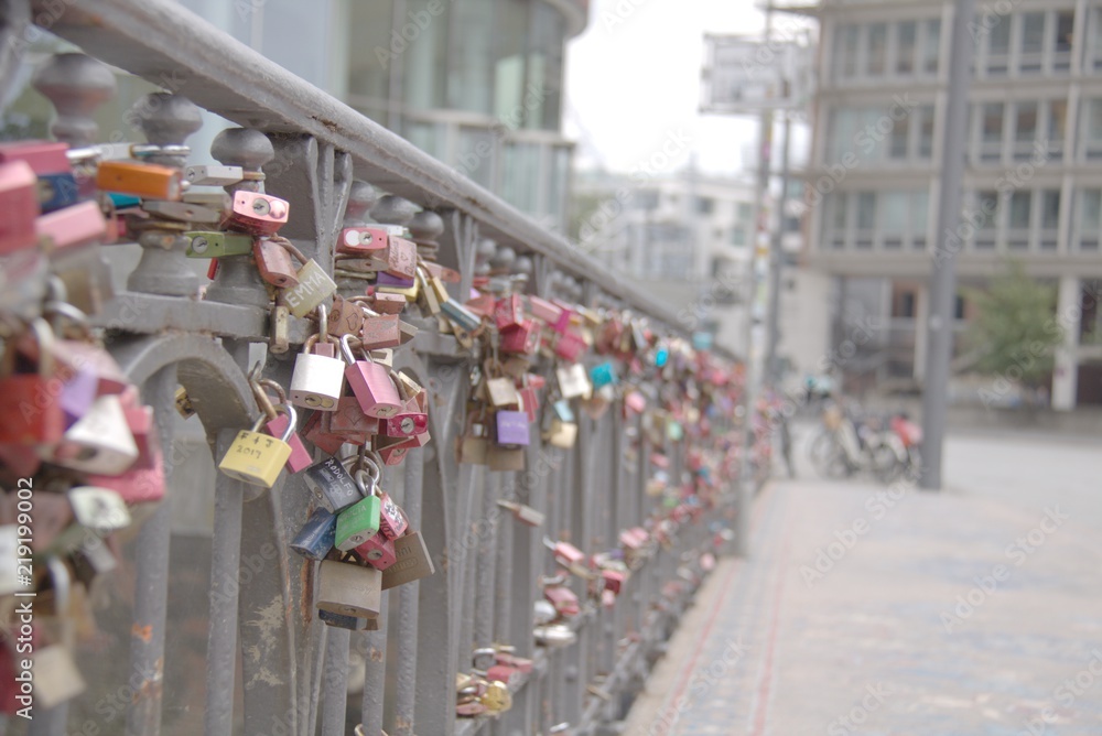 Obraz premium Schlösser an einer Brücke