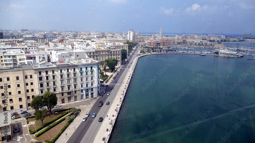 Bari città vista dall'alto sulla torre panoramica