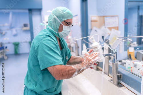 Obraz na płótnie Surgeon washing his hands w salonie