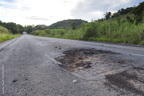 Má conservação da rodovia MG 126 entre as cidades de Guarani e Rio Novo, estado de Minas Gerais, Brasil