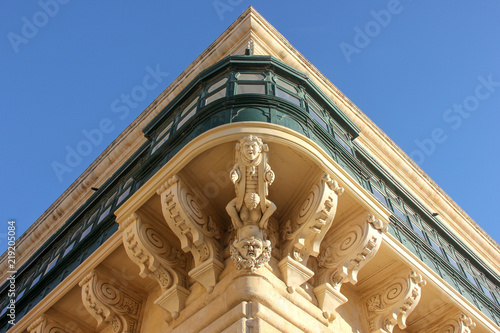 Fotografía Symmetric central corner view of facade wity big traditional balcony of Grandmas