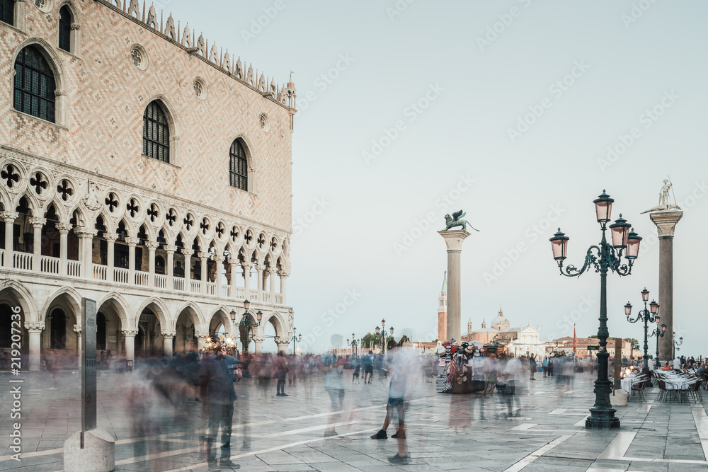 Dogenpalast auf dem Markusplatz in Venedig Italien 