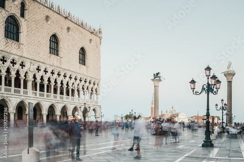 Dogenpalast auf dem Markusplatz in Venedig Italien  © nokturnal