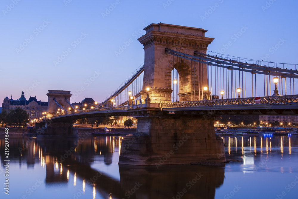 Obraz premium Chain bridge before sunrise