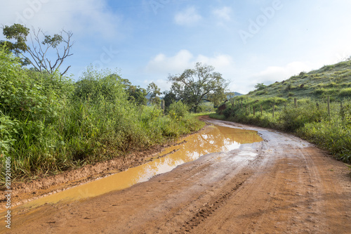 Estrada de terra do município de Guarani, interior de Minas Gerais, Brasil