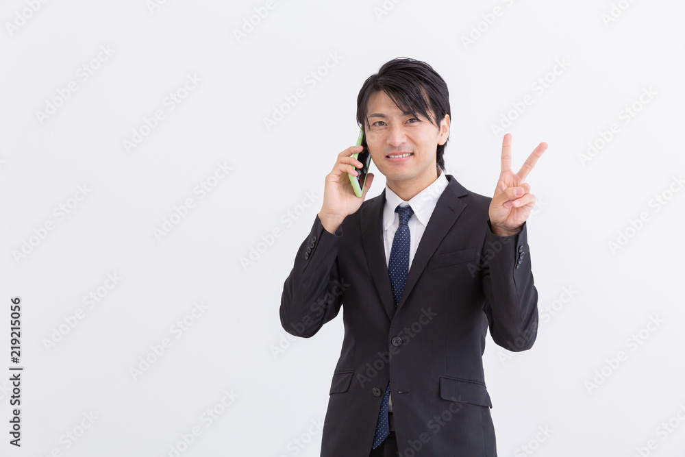 電話をするミドル男性 ビジネス 電話をするミドル男性 ビジネス