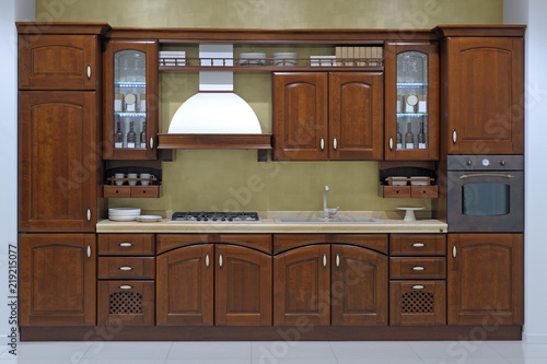 Cucina tradizionale classica con ante in legno massello