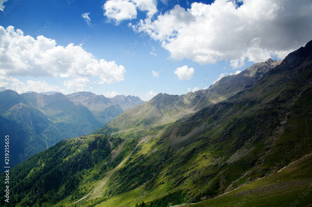 Naklejka premium Monti e nuvole