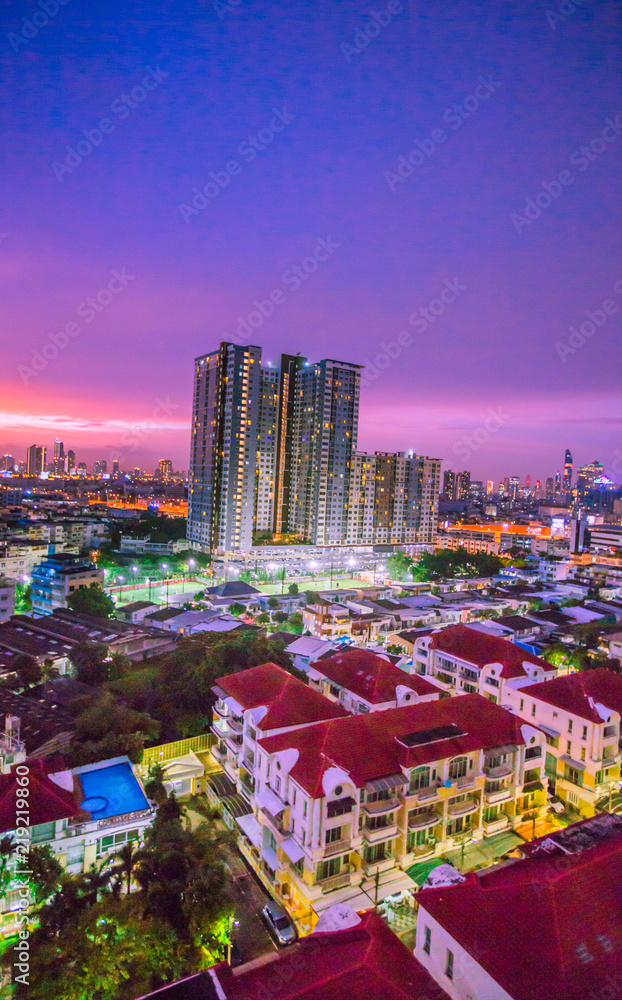 Naklejka premium BANGKOK: August 22, 2018, at the corner of the sky The view of the capital (Rama). 3, Sathorn, Thonburi) is a rare light in the rainy season, Thailand.