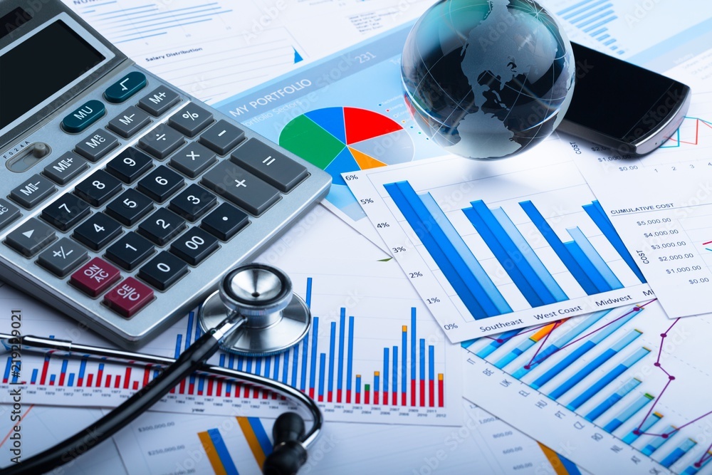 Obraz premium Smartphone, Glass Globe, Stethoscope and Calculator on Business