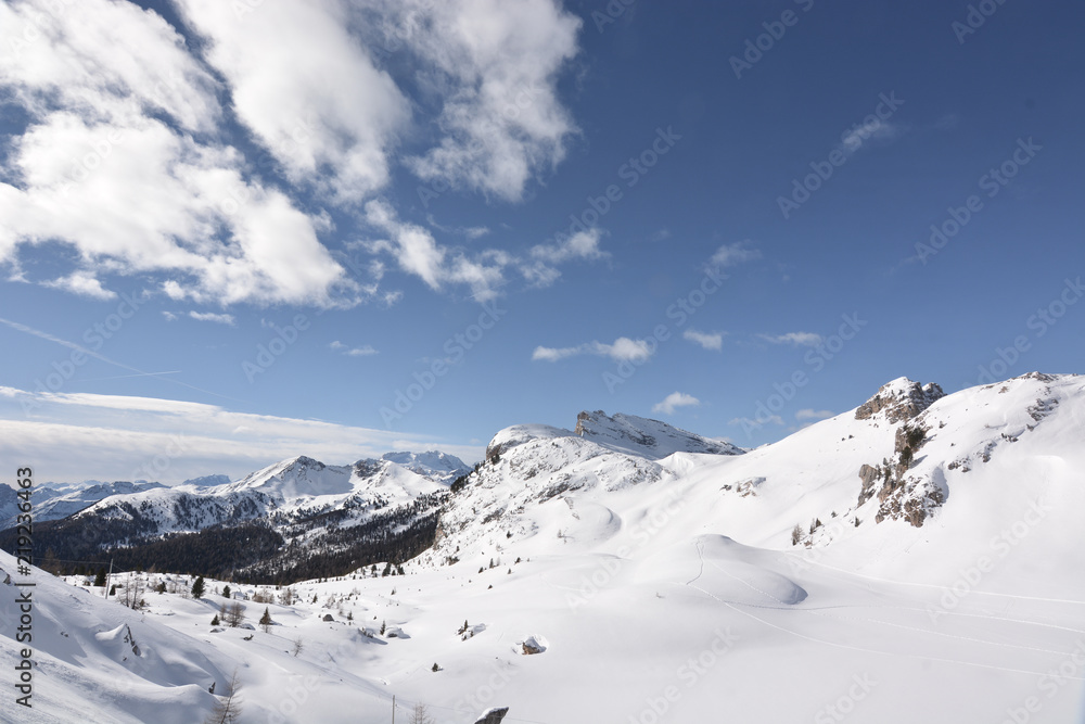 bellissima vista invernale dal passo valparola