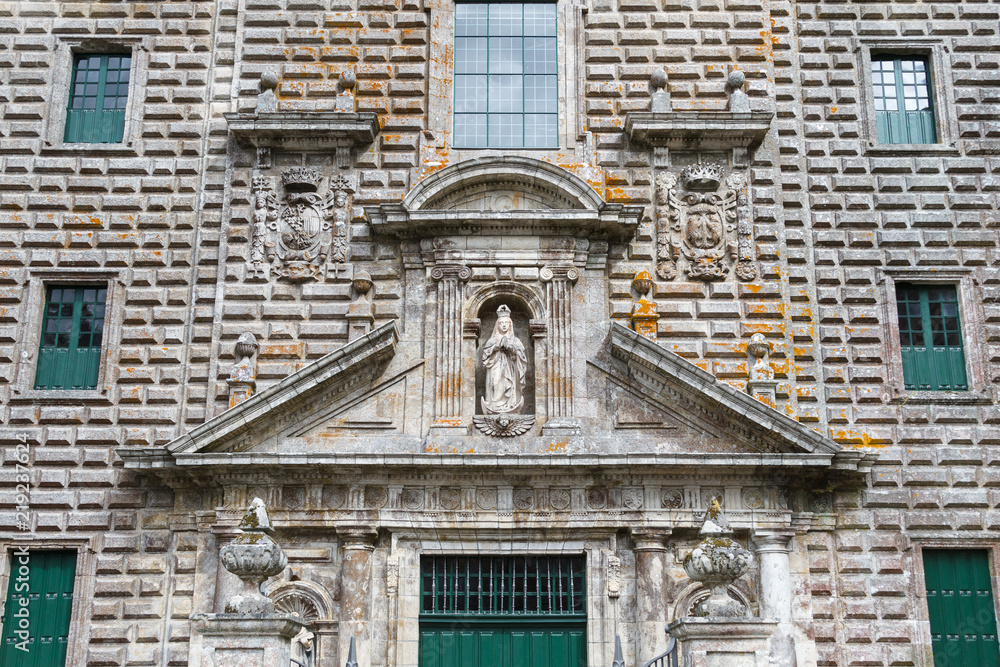 Fachada, estatua de la virgen y ventanales. Monasterio de Oseira. San Cristóbal de Cea, Ourense, Galicia, España.