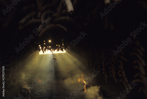 日本の伝統食品のいぶりがっこの製造風景、大根の燻製作業