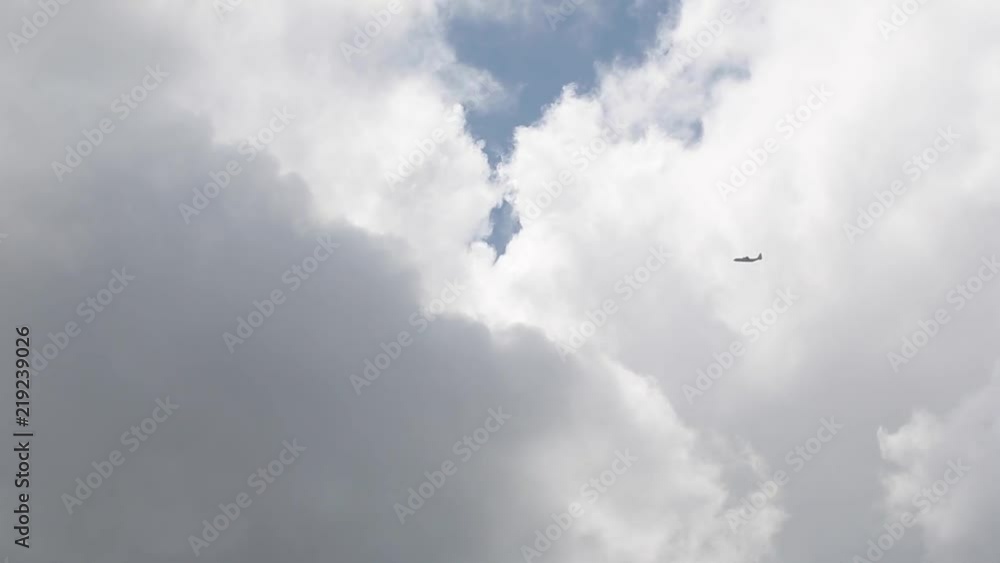 the air plane into cloud ( 雲へと向かう飛行機) the air plane into cloud ( 雲へと向かう飛行機)