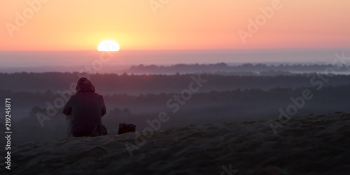 lever de soleil sur brume et foret