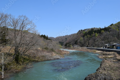 早春の渓流