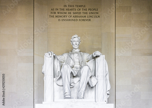 Obraz na płótnie Washington, D.C. Front view of the statue of Abraham Lincoln, 16th President of the United States, at Lincoln Memorial, an American national monument w salonie