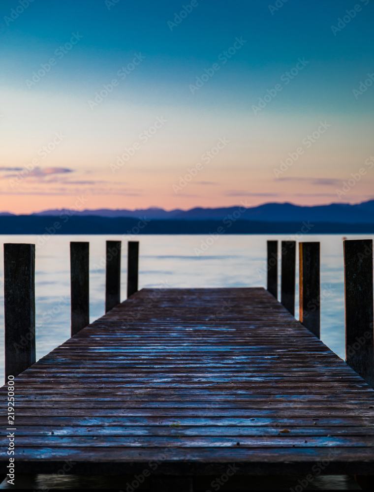 Obraz premium Jetty na jeziorze Starnberg o wschodzie słońca