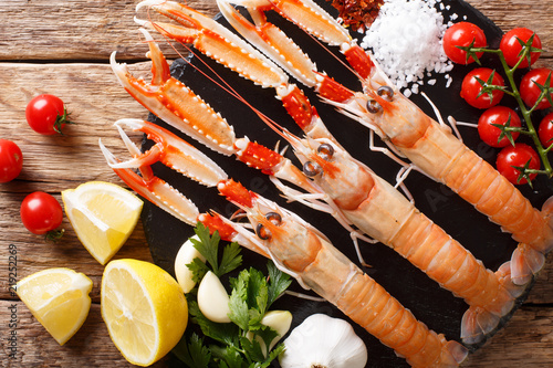 Quadro em tela beautiful set of fresh raw langoustine, scampi with seasonal vegetables and herbs closeup on a table
