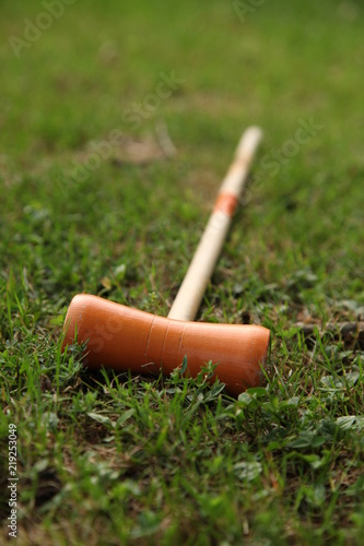 Maillet de croquet dans l'herbe