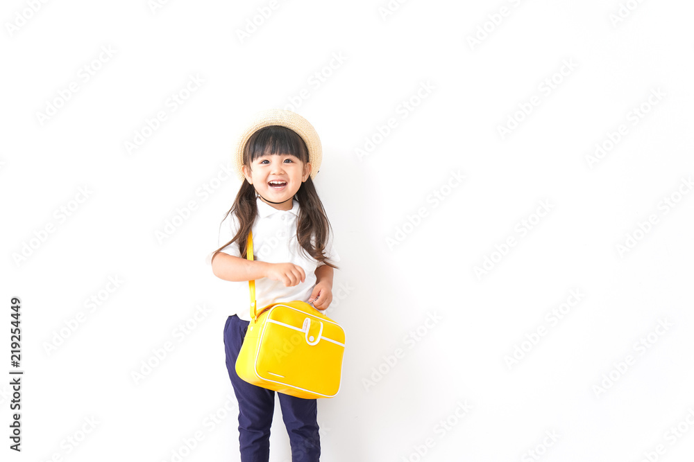 幼稚園に行く女の子