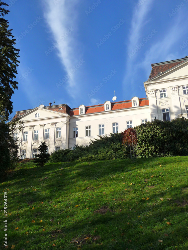 Schloss Wilhelminenberg
Grüne Wiese, blauer Himmel und das Schloss Wilhelminenberg.
Schloss Wilhelminenberg
Grüne Wiese, blauer Himmel und das Schloss Wilhelminenberg.