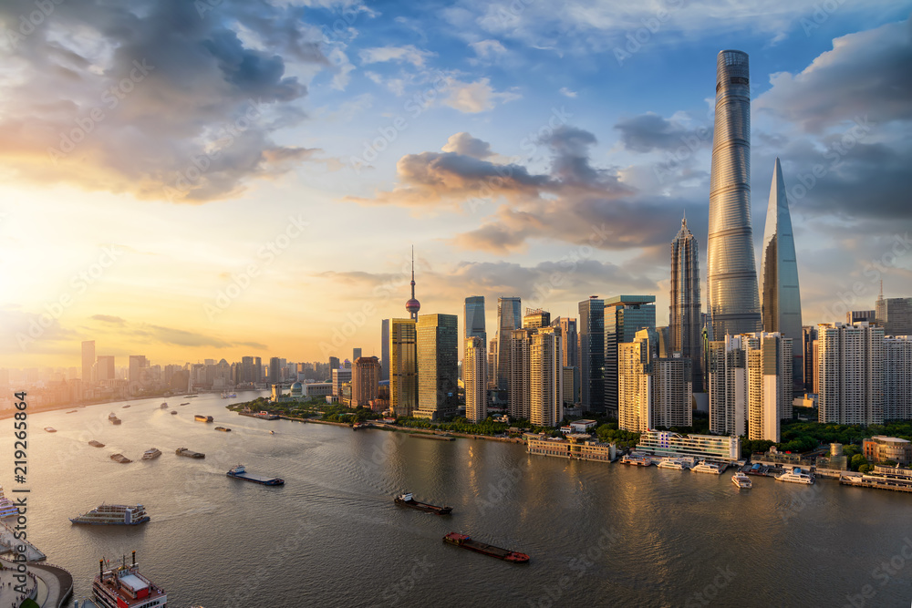Naklejka premium Nowoczesna metropolia Szanghaj z licznymi drapaczami chmur nad rzeką Huangpu w Chinach