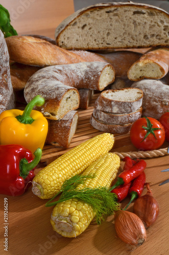 Arrangement Brot, Ciabatta, Gemüse, Grillgut