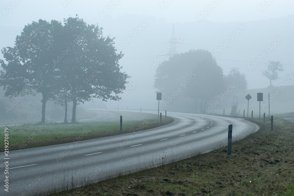 Geschwungene Strasse im Nebel auf der schwäbischen Alb