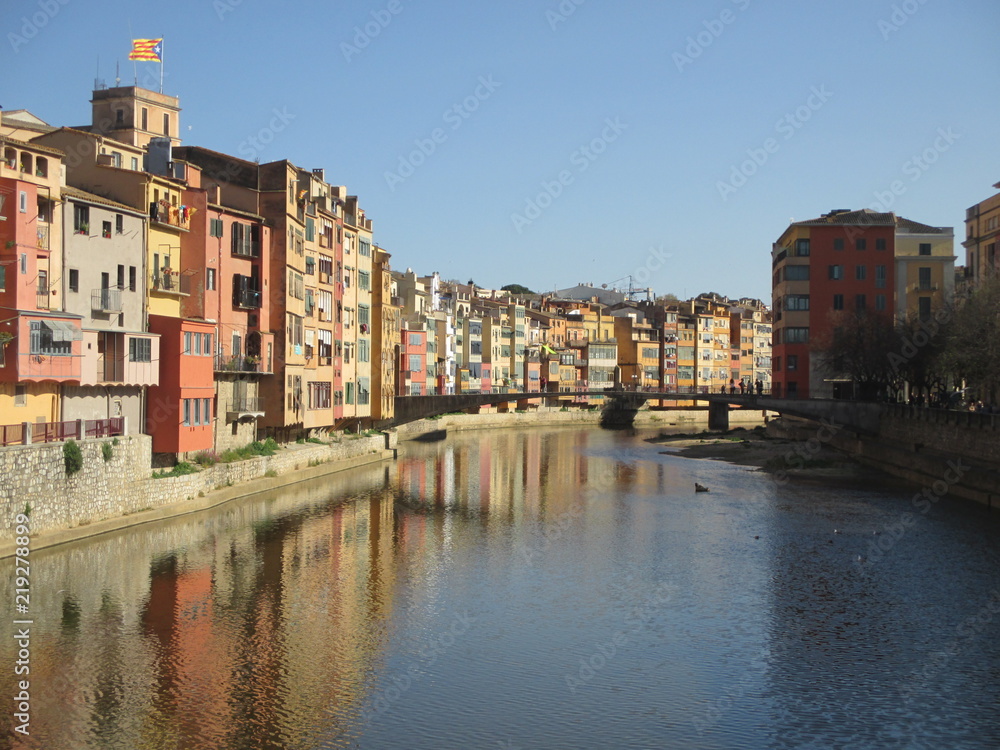 Río Onyar de Girona visto desde el puente Catalunya